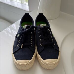 Cariuma Navy Canvas Lace-Up Sneakers